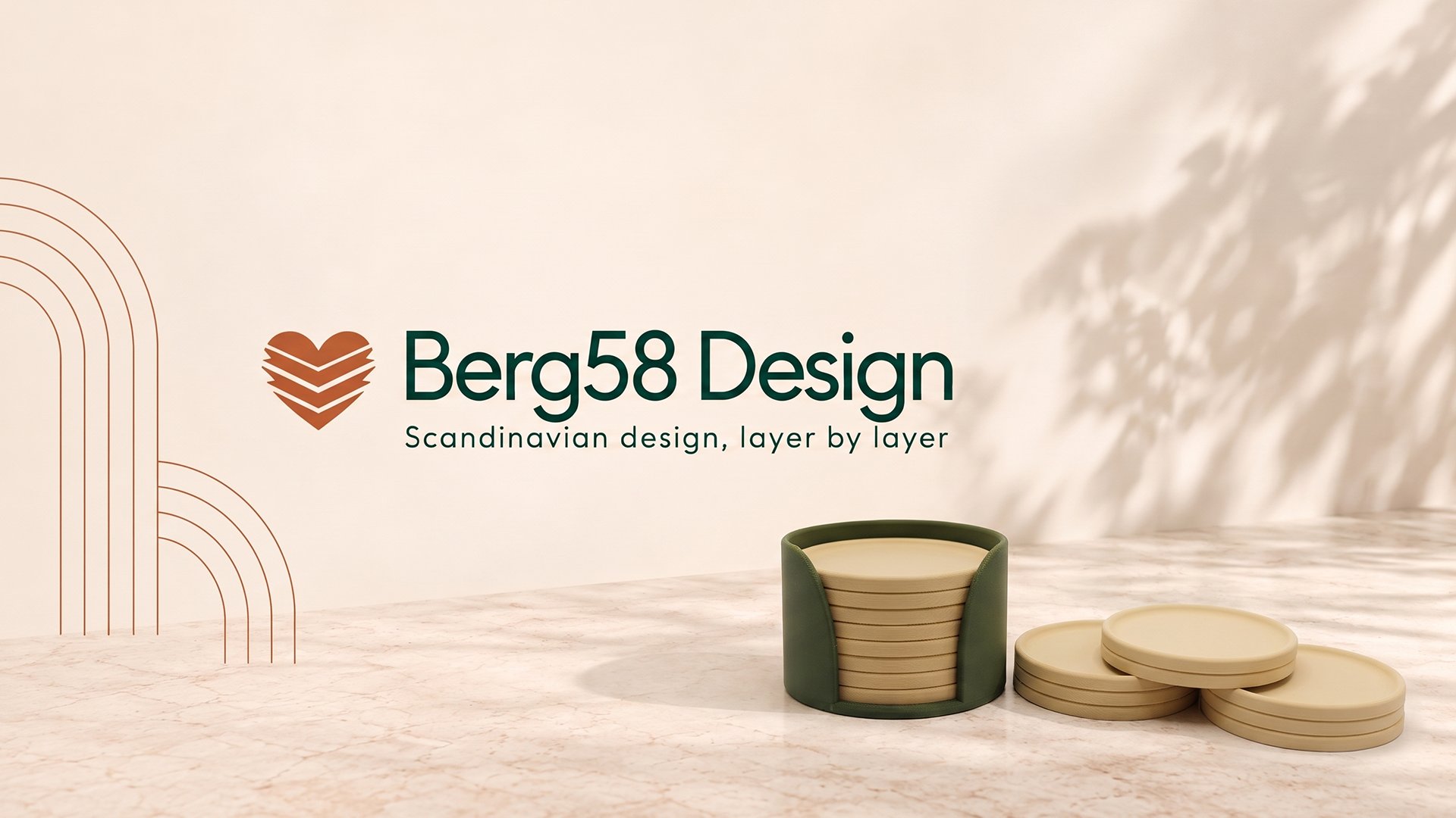 Berg58 Design – glasunderlägg i mörkgrön hållare med logga och slogan